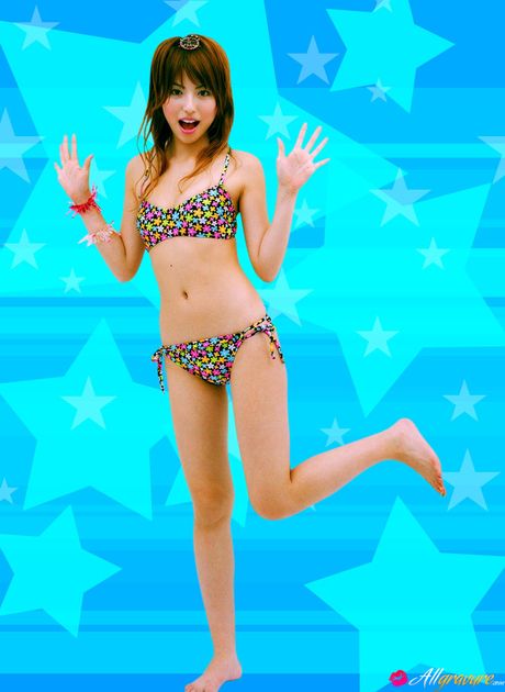 棕色眼睛的日本寶貝 Chinatsu Wakatsuki 脫衣並展示她的自然形態