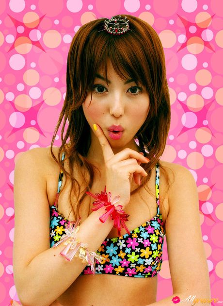 棕色眼睛的日本寶貝 Chinatsu Wakatsuki 脫衣並展示她的自然形態