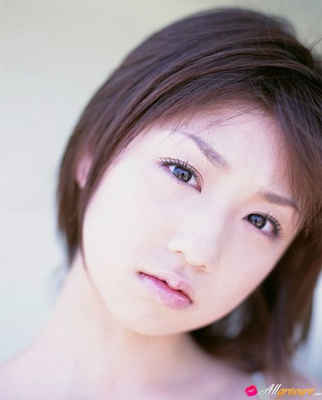 Asian teen Yuko Ogura removes black lingerie to model in the nude