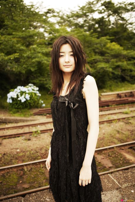 Asiatisk teenager Natsuki Harada bliver nøgen på en gynge i en sort kjole