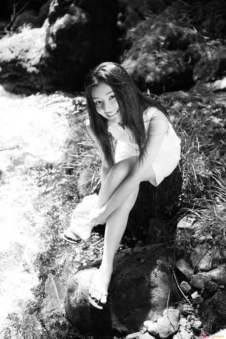 Asiatisk teenager Natsuki Harada bliver nøgen på en gynge i en sort kjole