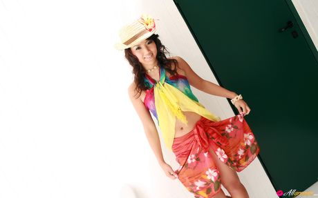 亞洲寶貝倉橋沙織 (Saori Kurahashi) 以性感的方式在沙發上裸體