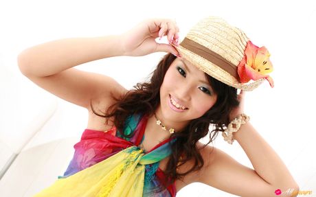 亞洲寶貝倉橋沙織 (Saori Kurahashi) 以性感的方式在沙發上裸體