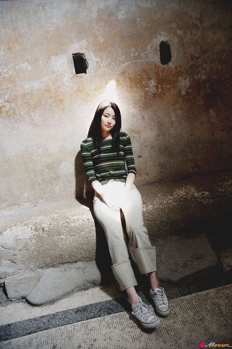 Natsuki Harada er en japansk teenager, der elsker at være nøgen udendørs