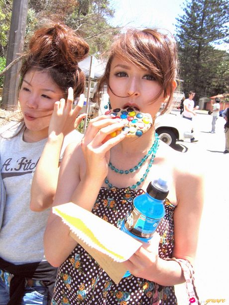 Asiatisk babe Leah Dizon bliver nøgen i en hvid kjole og strømper