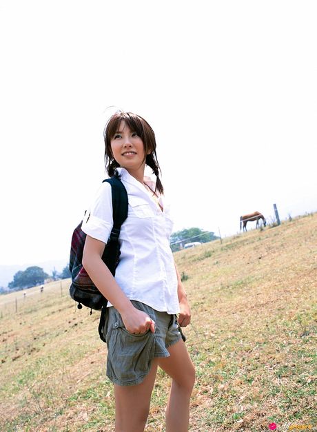 Den fantastiske japanske pige Azusa Yamamoto præsenterer sine naturlige små bryster og poserer i en bikini