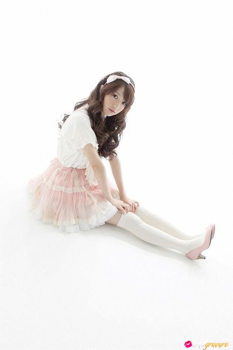 亞洲美女 Rina Aizawa 展示她的大胸部並穿著白色絲襪擺姿勢