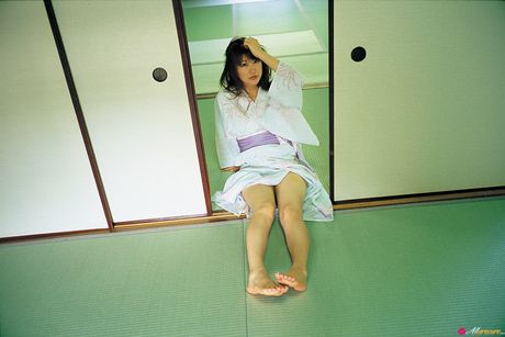 安めぐみは大きな胸を披露するのが大好きな日本の美女です