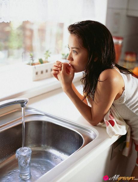 Asiatisk søde Yui Ichikawa bliver nøgen på en køkkenbordplade