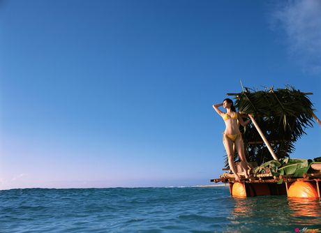 Asiatisk pige Rina Akiyama fjerner sin bikini og viser sine små bryster frem