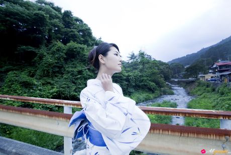 Nature loving Haruna Yabuki gets totally naked in the countryside