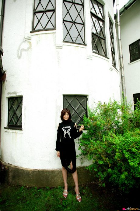 棕色眼睛的日本寶貝白石美保是個非常性感的亞洲寶貝