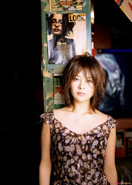 棕色眼睛的日本寶貝白石美保是個非常性感的亞洲寶貝