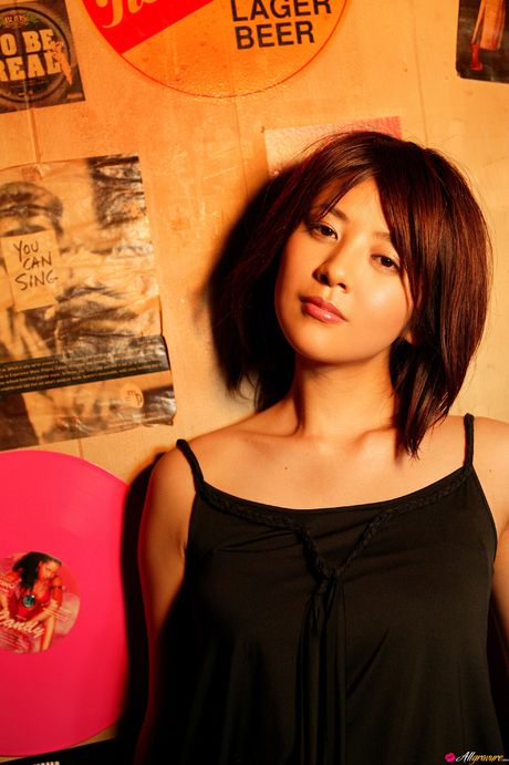 棕色眼睛的日本寶貝白石美保是個非常性感的亞洲寶貝