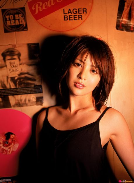 棕色眼睛的日本寶貝白石美保是個非常性感的亞洲寶貝