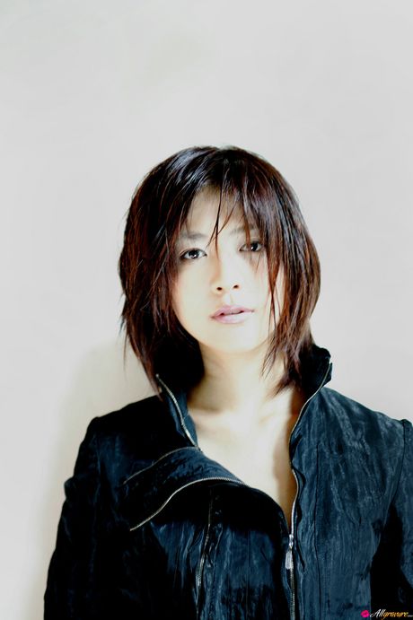 棕色眼睛的日本寶貝白石美保是個非常性感的亞洲寶貝