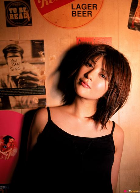 棕色眼睛的日本寶貝白石美保是個非常性感的亞洲寶貝