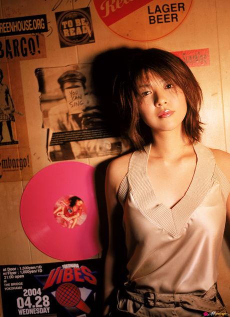 棕色眼睛的日本寶貝白石美保是個非常性感的亞洲寶貝