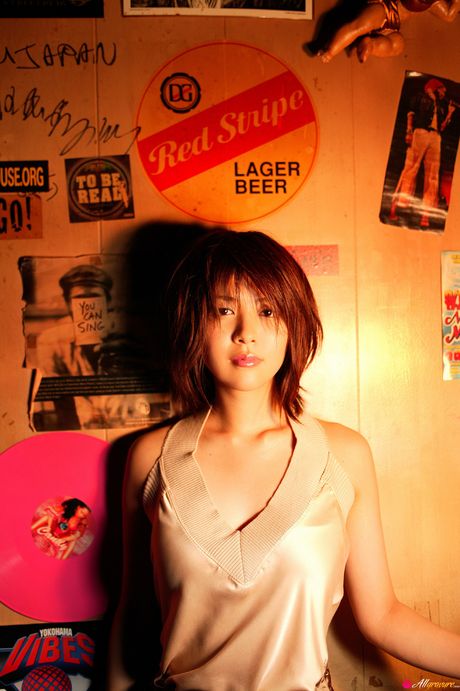 棕色眼睛的日本寶貝白石美保是個非常性感的亞洲寶貝