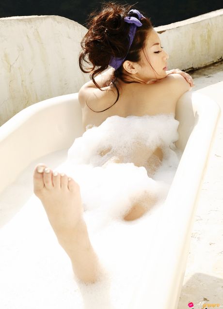 Asiatisk skønhed Amika Hattan viser sine store bryster og poserer solo