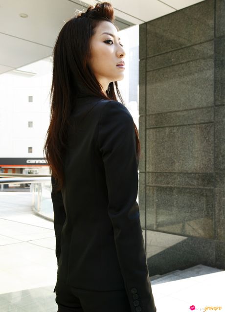 Asiatisk skønhed Amika Hattan viser sine store bryster og poserer solo