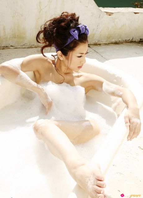 Asiatisk skønhed Amika Hattan viser sine store bryster og poserer solo