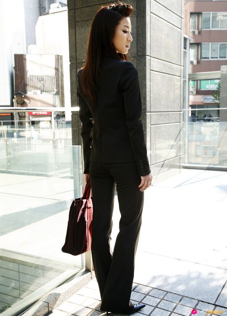 Asiatisk skønhed Amika Hattan viser sine store bryster og poserer solo