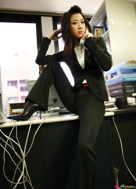 Asiatisk skønhed Amika Hattan viser sine store bryster og poserer solo