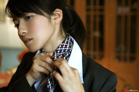 Den asiatiske pige Rina Mastsuki tager en selfie, mens hun er model i en hvid kjole