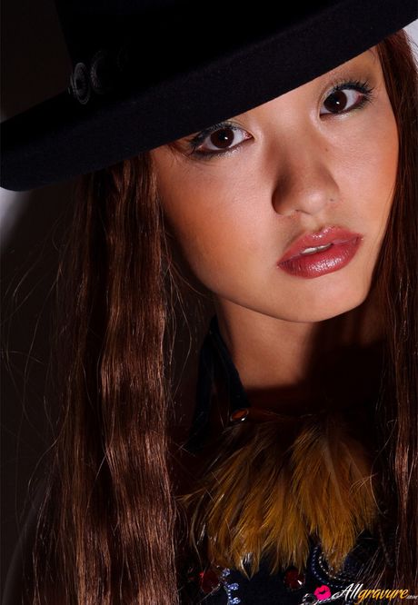 アジア人の女の子、神谷沙織がハイヒールを脱いでおっぱいを露出する