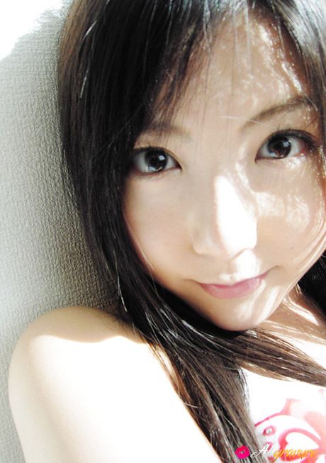 アジアの表紙ガール、リリアンがランジェリーを脱いでソロでポーズをとる