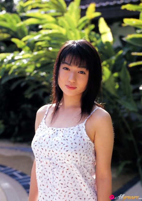 Bikiniklædt asiatisk babe Nonami Takizawa poserer nøgen