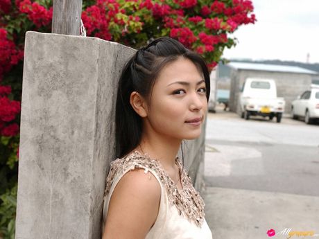 天使般的亞洲人 Yukie Kawamura 展示了她驚人的乳房和修剪過的陰部