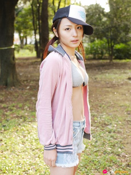 天使般的亞洲人 Yukie Kawamura 展示了她驚人的乳房和修剪過的陰部