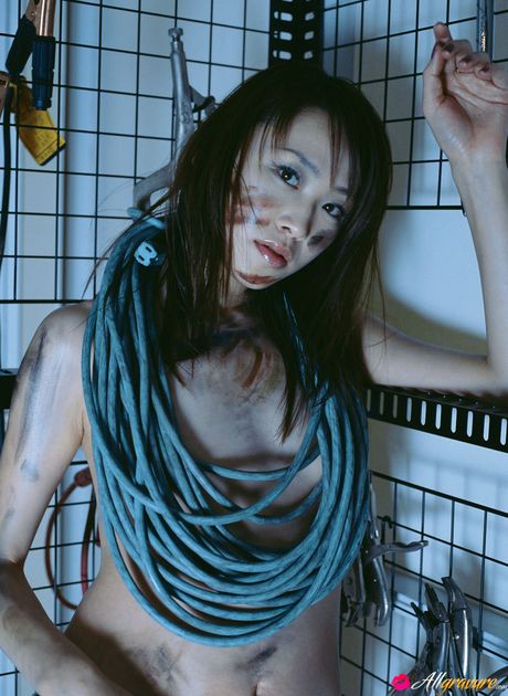 亞洲美女橫須賀真理子脫掉內衣，展現自己赤裸的身材