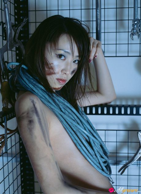 亞洲美女橫須賀真理子脫掉內衣，展現自己赤裸的身材