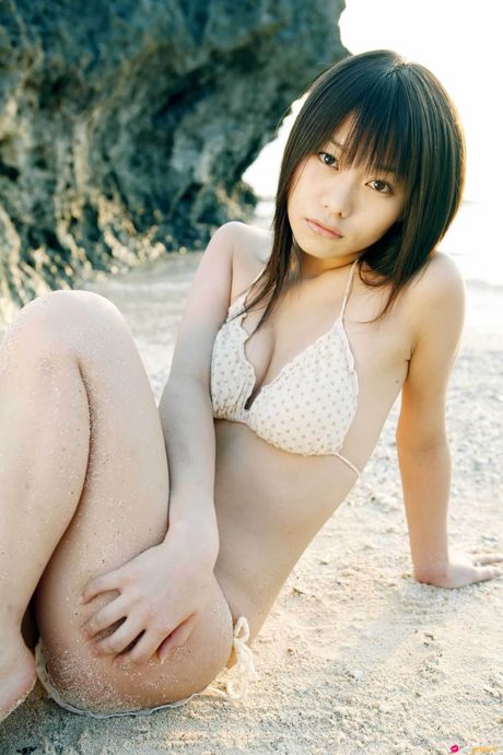 漂亮的亞洲寶貝 Hitomi Kaikawa 展示她性感的臀部，穿著絲襪擺姿勢