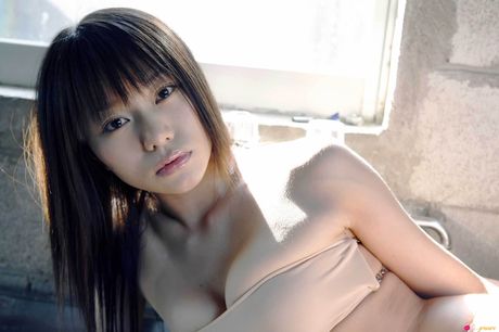 漂亮的亞洲寶貝 Hitomi Kaikawa 展示她性感的臀部，穿著絲襪擺姿勢