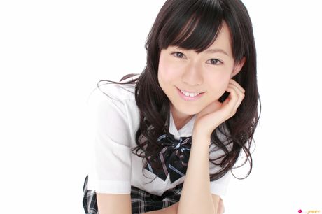 亞洲女學生千葉夏美展示她的小乳房並獨自擺姿勢