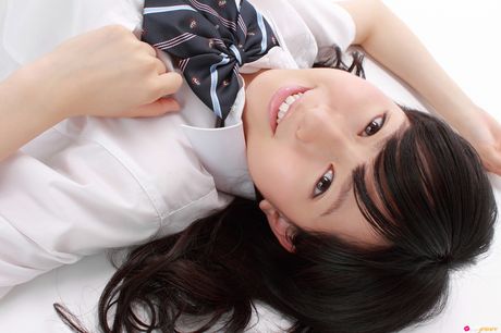 亞洲女學生千葉夏美展示她的小乳房並獨自擺姿勢