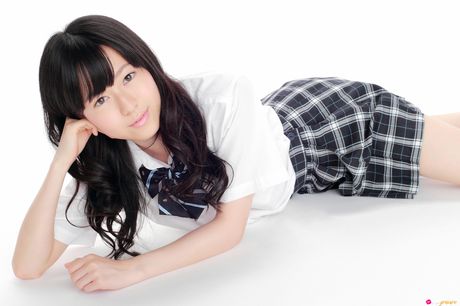 亞洲女學生千葉夏美展示她的小乳房並獨自擺姿勢