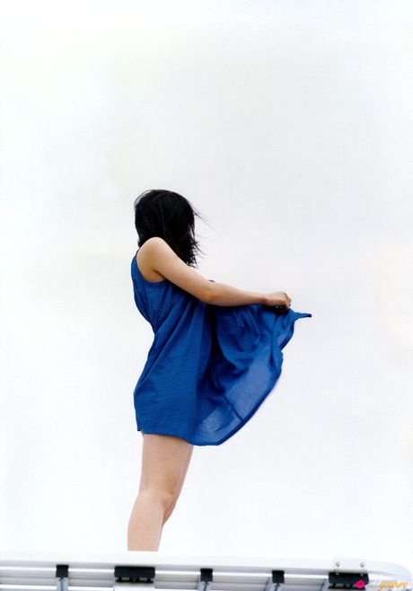 アジアのキュートな甲斐麻美がビキニを脱いで大きな胸を披露