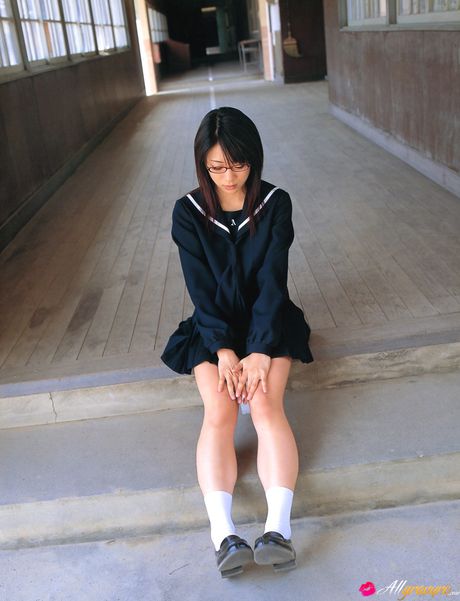 アジア美人の時東ぁみが寝室で裸になる前にメガネを外す