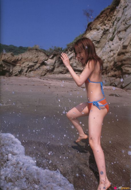 棕色眼睛的日本寶貝 Reina Tanaka 穿著性感比基尼擺姿勢