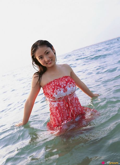 Smukke asiatiske Saaya Irie viser sine fantastiske jugger og sin glatbarberede fisse i en bikini