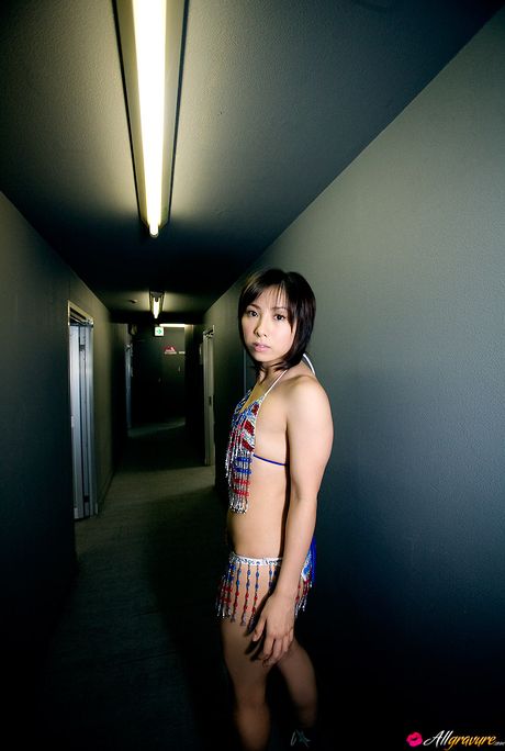 アジアの美女、風花が赤いドレスを脱ぎ捨て、ソロで熱い体を披露