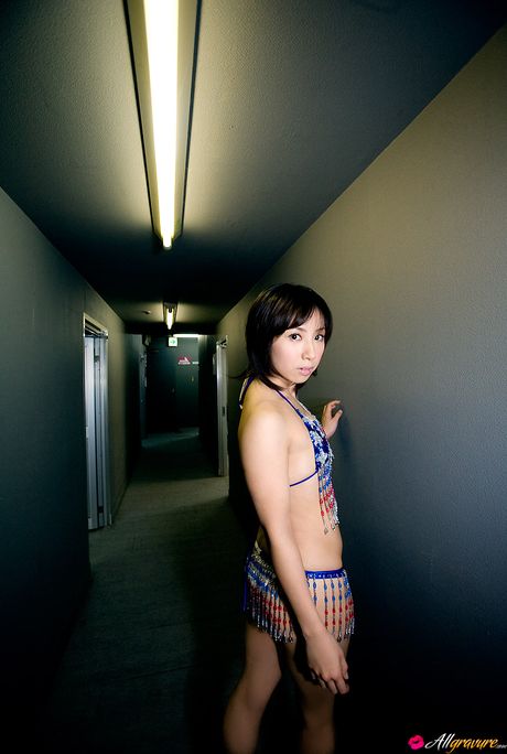 アジアの美女、風花が赤いドレスを脱ぎ捨て、ソロで熱い体を披露