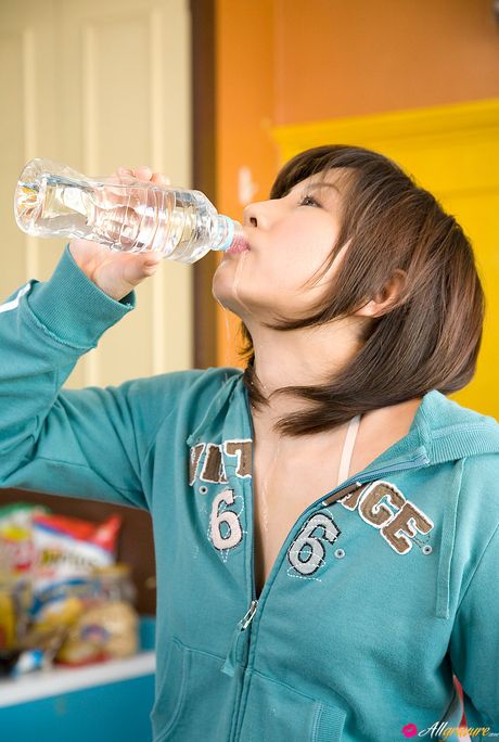 アジアの美女、風花が赤いドレスを脱ぎ捨て、ソロで熱い体を披露