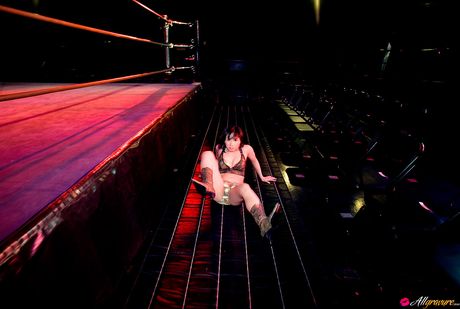 アジアの美女、風花が赤いドレスを脱ぎ捨て、ソロで熱い体を披露