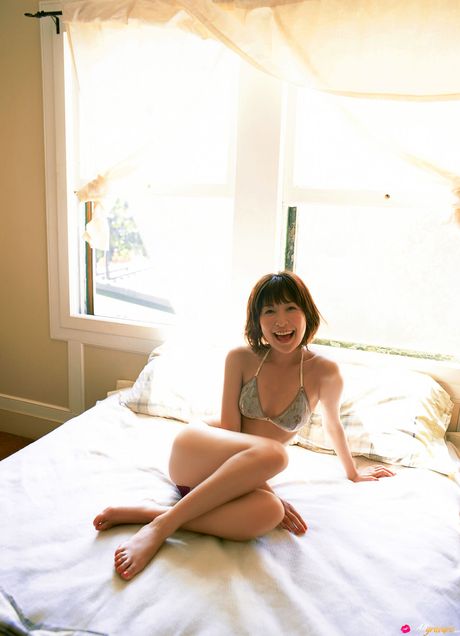 アジアの女の子、小野真弓がビキニを脱いで胸とお尻を露出